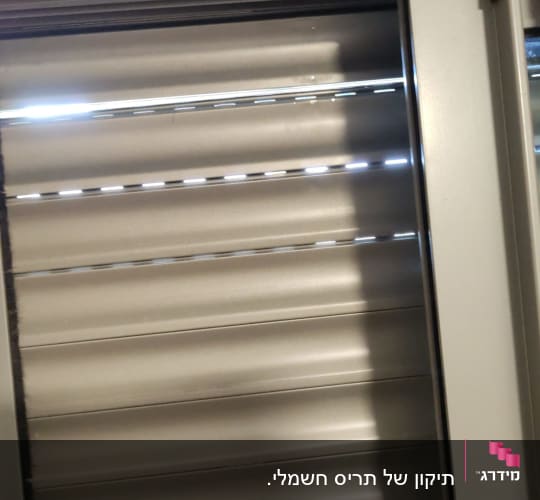 תריס גלילה מאלומיניום מורכב במסגרת חלון